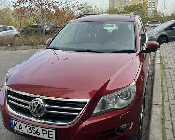 Красный Фольксваген Тигуан, объемом двигателя 1.97 л и пробегом 205 тыс. км за 12500 $, фото 2 на Automoto.ua
