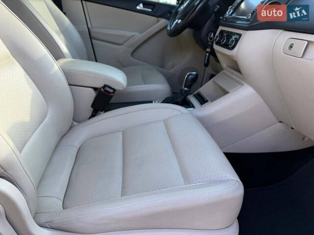 Красный Фольксваген Тигуан, объемом двигателя 1.98 л и пробегом 181 тыс. км за 12200 $, фото 14 на Automoto.ua