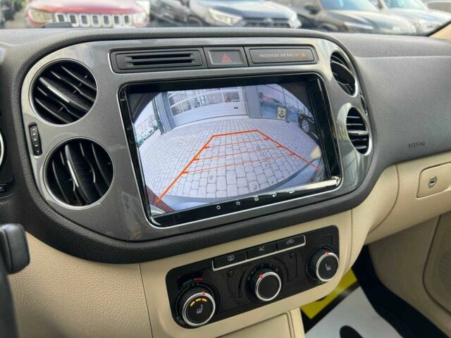 Червоний Фольксваген Тігуан, об'ємом двигуна 2 л та пробігом 120 тис. км за 11800 $, фото 19 на Automoto.ua