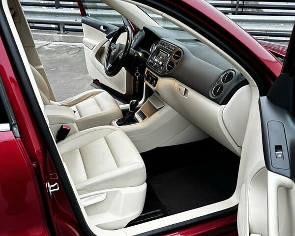 Красный Фольксваген Тигуан, объемом двигателя 1.98 л и пробегом 224 тыс. км за 11500 $, фото 6 на Automoto.ua