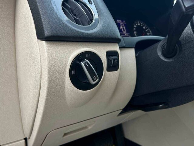 Червоний Фольксваген Тігуан, об'ємом двигуна 2 л та пробігом 120 тис. км за 11800 $, фото 18 на Automoto.ua