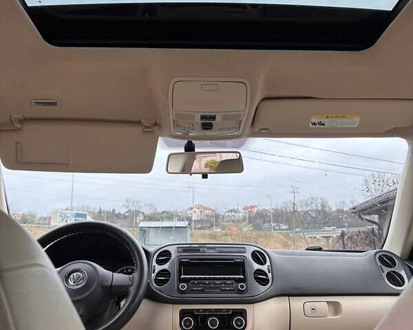 Красный Фольксваген Тигуан, объемом двигателя 2 л и пробегом 198 тыс. км за 8999 $, фото 10 на Automoto.ua