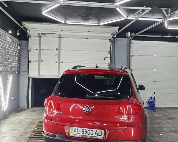 Красный Фольксваген Тигуан, объемом двигателя 1.99 л и пробегом 260 тыс. км за 13000 $, фото 1 на Automoto.ua