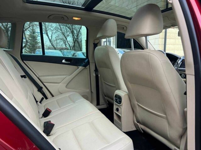 Червоний Фольксваген Тігуан, об'ємом двигуна 2 л та пробігом 120 тис. км за 11800 $, фото 23 на Automoto.ua