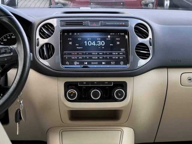 Червоний Фольксваген Тігуан, об'ємом двигуна 2 л та пробігом 120 тис. км за 11800 $, фото 15 на Automoto.ua