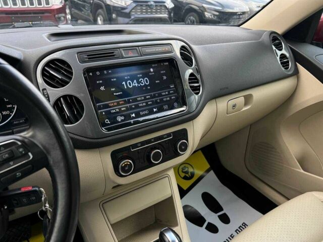 Червоний Фольксваген Тігуан, об'ємом двигуна 2 л та пробігом 120 тис. км за 11800 $, фото 17 на Automoto.ua