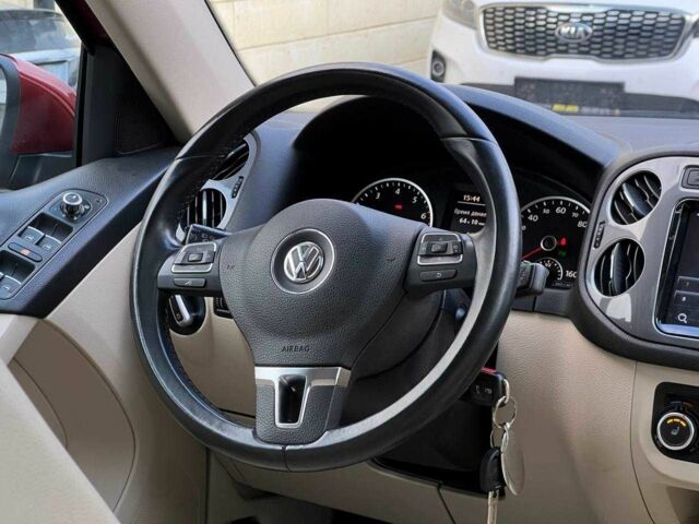 Червоний Фольксваген Тігуан, об'ємом двигуна 2 л та пробігом 120 тис. км за 11800 $, фото 14 на Automoto.ua