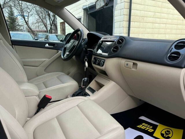 Червоний Фольксваген Тігуан, об'ємом двигуна 2 л та пробігом 120 тис. км за 11800 $, фото 21 на Automoto.ua