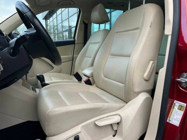 Червоний Фольксваген Тігуан, об'ємом двигуна 2 л та пробігом 120 тис. км за 11800 $, фото 9 на Automoto.ua