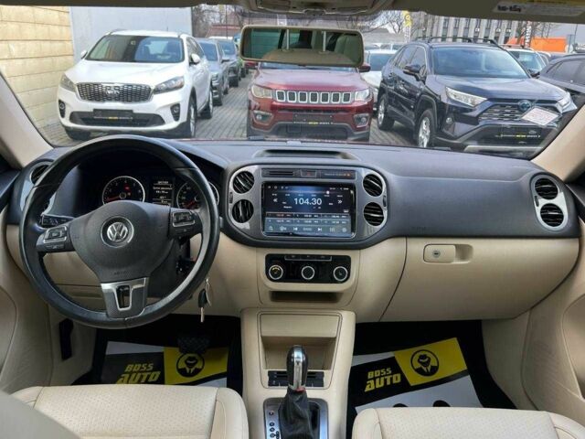 Червоний Фольксваген Тігуан, об'ємом двигуна 2 л та пробігом 120 тис. км за 11800 $, фото 12 на Automoto.ua