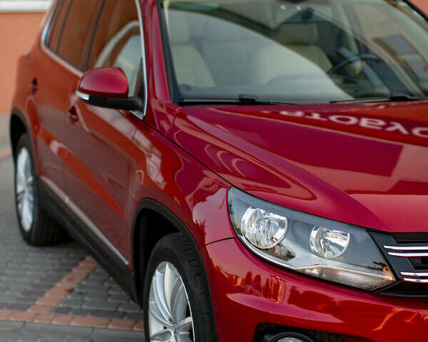 Красный Фольксваген Тигуан, объемом двигателя 1.98 л и пробегом 159 тыс. км за 13300 $, фото 1 на Automoto.ua