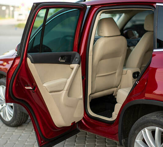 Красный Фольксваген Тигуан, объемом двигателя 1.98 л и пробегом 159 тыс. км за 13300 $, фото 16 на Automoto.ua