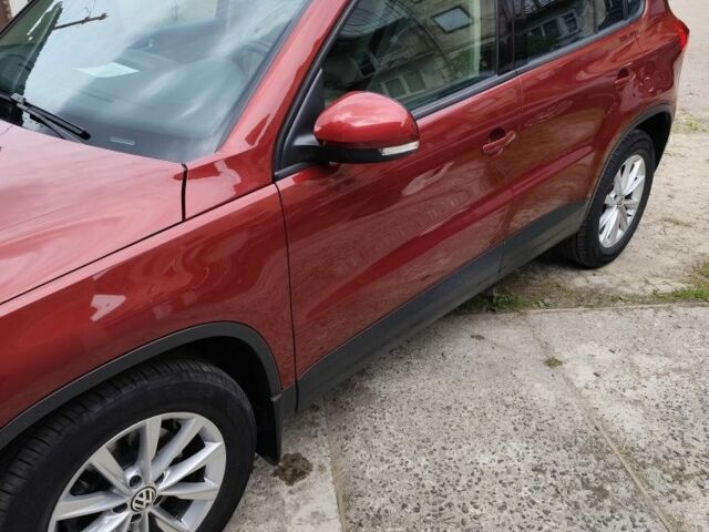 Красный Фольксваген Тигуан, объемом двигателя 2 л и пробегом 123 тыс. км за 267 $, фото 1 на Automoto.ua