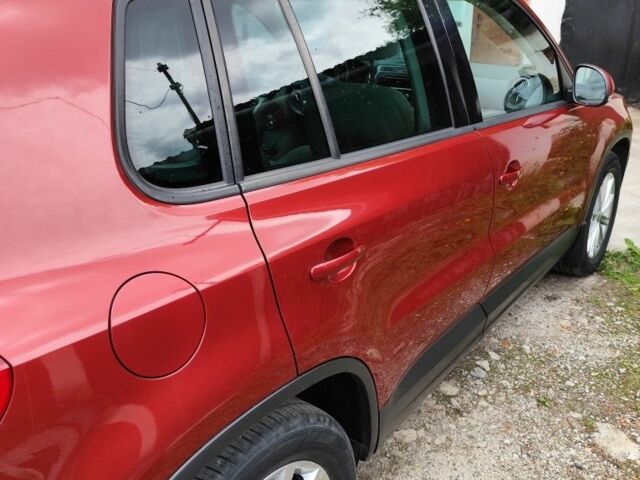 Красный Фольксваген Тигуан, объемом двигателя 2 л и пробегом 123 тыс. км за 267 $, фото 3 на Automoto.ua