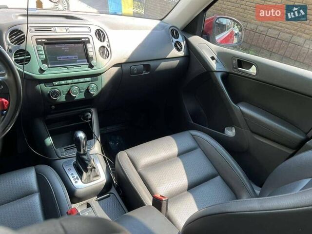 Червоний Фольксваген Тігуан, об'ємом двигуна 2 л та пробігом 91 тис. км за 13500 $, фото 12 на Automoto.ua