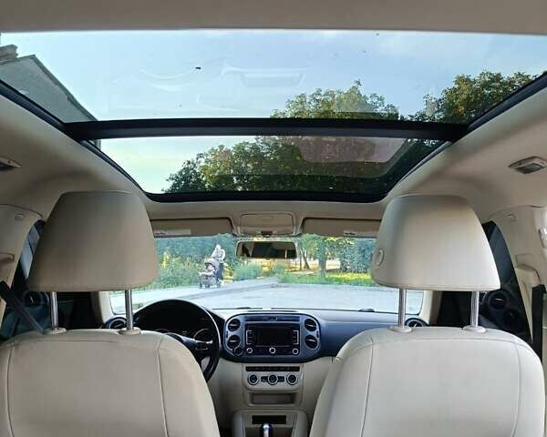 Красный Фольксваген Тигуан, объемом двигателя 2 л и пробегом 177 тыс. км за 12700 $, фото 1 на Automoto.ua