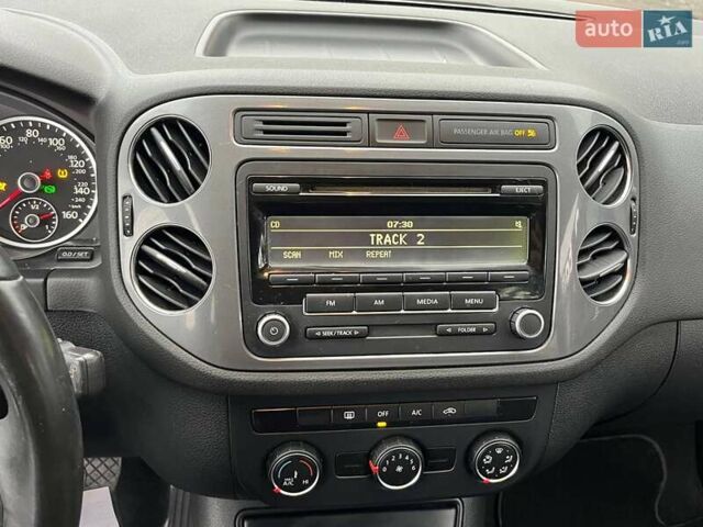 Червоний Фольксваген Тігуан, об'ємом двигуна 2 л та пробігом 142 тис. км за 7900 $, фото 21 на Automoto.ua