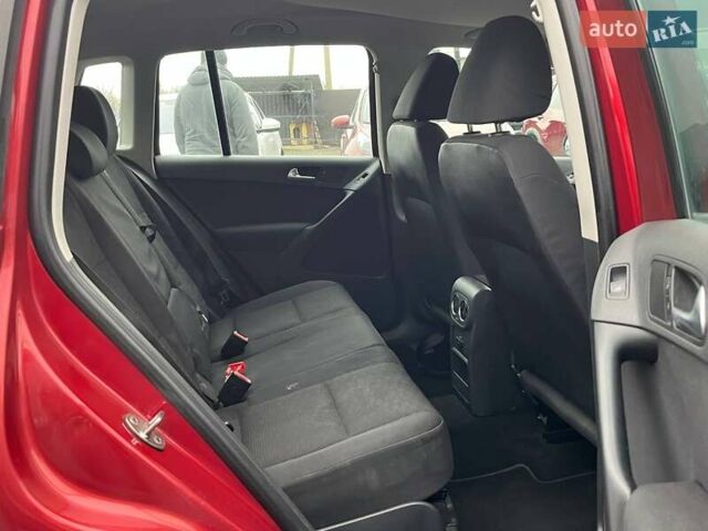 Червоний Фольксваген Тігуан, об'ємом двигуна 2 л та пробігом 142 тис. км за 7900 $, фото 25 на Automoto.ua