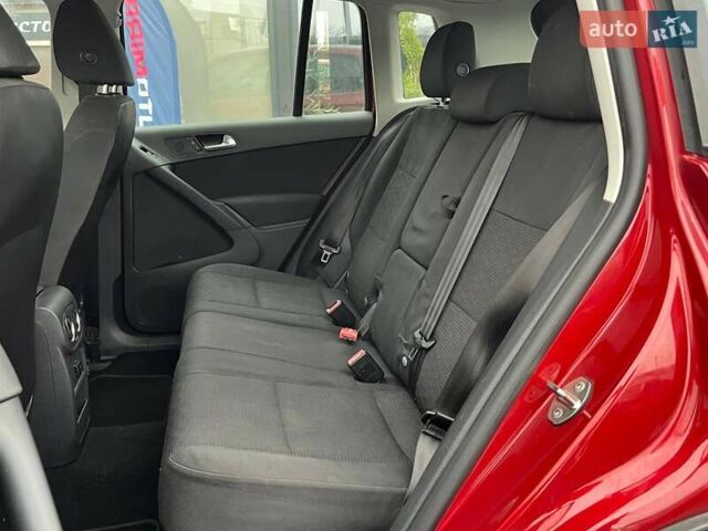 Червоний Фольксваген Тігуан, об'ємом двигуна 2 л та пробігом 142 тис. км за 7900 $, фото 13 на Automoto.ua