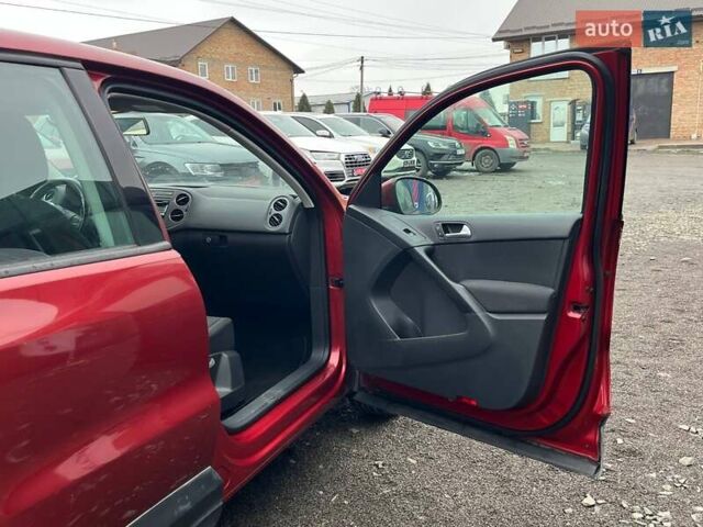 Червоний Фольксваген Тігуан, об'ємом двигуна 2 л та пробігом 142 тис. км за 7900 $, фото 20 на Automoto.ua