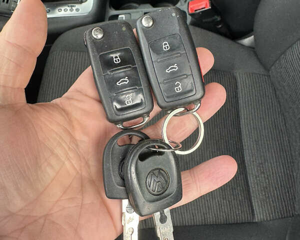 Красный Фольксваген Тигуан, объемом двигателя 1.98 л и пробегом 160 тыс. км за 12000 $, фото 15 на Automoto.ua