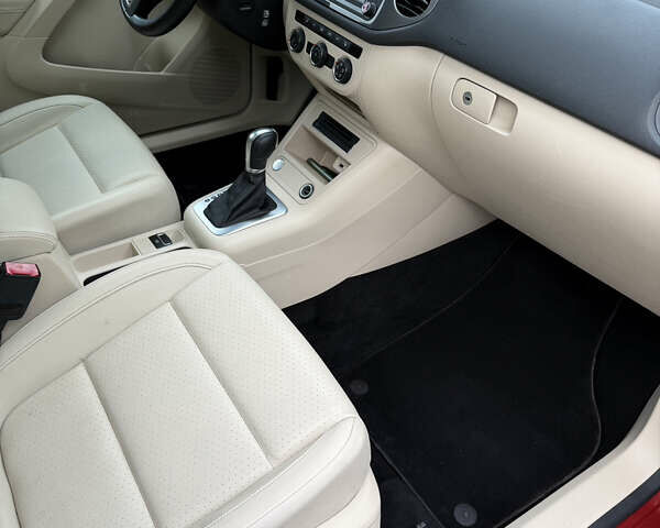 Красный Фольксваген Тигуан, объемом двигателя 2 л и пробегом 162 тыс. км за 14700 $, фото 21 на Automoto.ua