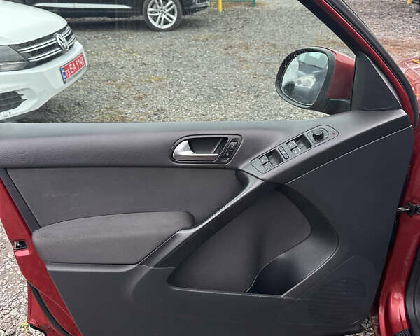 Червоний Фольксваген Тігуан, об'ємом двигуна 2 л та пробігом 140 тис. км за 11100 $, фото 25 на Automoto.ua