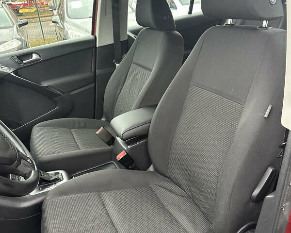 Червоний Фольксваген Тігуан, об'ємом двигуна 2 л та пробігом 140 тис. км за 11100 $, фото 30 на Automoto.ua