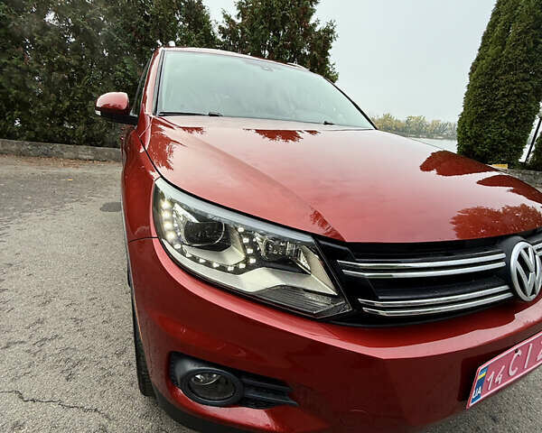 Красный Фольксваген Тигуан, объемом двигателя 2 л и пробегом 162 тыс. км за 14700 $, фото 4 на Automoto.ua