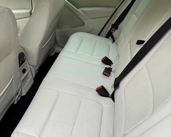 Красный Фольксваген Тигуан, объемом двигателя 2 л и пробегом 162 тыс. км за 14700 $, фото 19 на Automoto.ua