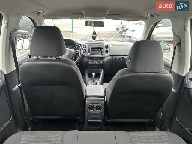 Червоний Фольксваген Тігуан, об'ємом двигуна 2 л та пробігом 140 тис. км за 11100 $, фото 37 на Automoto.ua