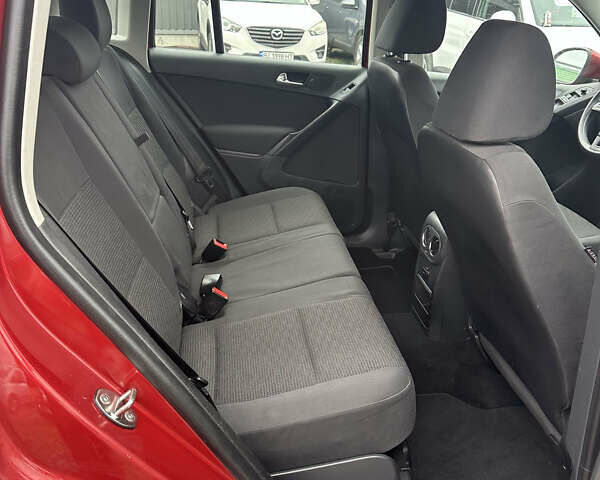 Червоний Фольксваген Тігуан, об'ємом двигуна 2 л та пробігом 140 тис. км за 11100 $, фото 36 на Automoto.ua