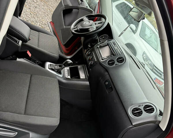 Червоний Фольксваген Тігуан, об'ємом двигуна 2 л та пробігом 140 тис. км за 11100 $, фото 17 на Automoto.ua