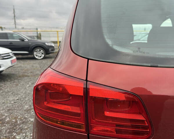 Червоний Фольксваген Тігуан, об'ємом двигуна 2 л та пробігом 140 тис. км за 11100 $, фото 26 на Automoto.ua