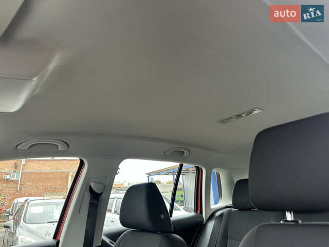 Червоний Фольксваген Тігуан, об'ємом двигуна 2 л та пробігом 140 тис. км за 11100 $, фото 29 на Automoto.ua