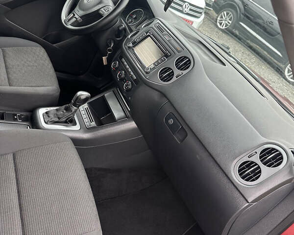 Червоний Фольксваген Тігуан, об'ємом двигуна 2 л та пробігом 140 тис. км за 11100 $, фото 39 на Automoto.ua