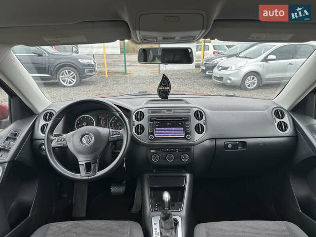 Червоний Фольксваген Тігуан, об'ємом двигуна 2 л та пробігом 140 тис. км за 11100 $, фото 33 на Automoto.ua