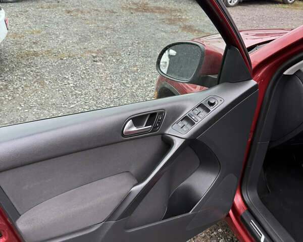 Червоний Фольксваген Тігуан, об'ємом двигуна 2 л та пробігом 140 тис. км за 11100 $, фото 10 на Automoto.ua