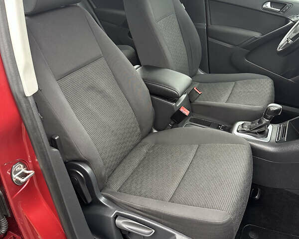 Червоний Фольксваген Тігуан, об'ємом двигуна 2 л та пробігом 140 тис. км за 11100 $, фото 41 на Automoto.ua