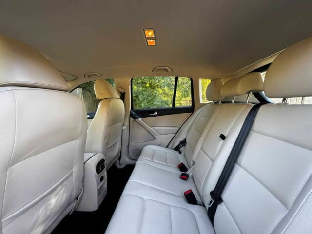 Красный Фольксваген Тигуан, объемом двигателя 2 л и пробегом 76 тыс. км за 2400 $, фото 13 на Automoto.ua