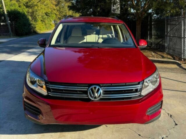 Красный Фольксваген Тигуан, объемом двигателя 2 л и пробегом 76 тыс. км за 2400 $, фото 1 на Automoto.ua