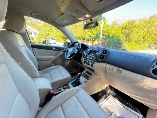 Красный Фольксваген Тигуан, объемом двигателя 2 л и пробегом 76 тыс. км за 2400 $, фото 9 на Automoto.ua