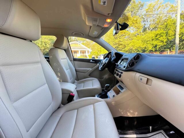 Красный Фольксваген Тигуан, объемом двигателя 2 л и пробегом 76 тыс. км за 2400 $, фото 8 на Automoto.ua