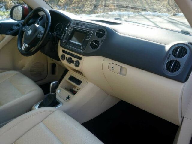 Красный Фольксваген Тигуан, объемом двигателя 2 л и пробегом 79 тыс. км за 7000 $, фото 7 на Automoto.ua