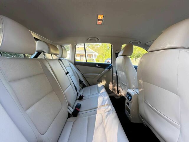 Красный Фольксваген Тигуан, объемом двигателя 2 л и пробегом 76 тыс. км за 2400 $, фото 12 на Automoto.ua