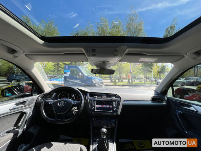 Красный Фольксваген Тигуан, объемом двигателя 2 л и пробегом 225 тыс. км за 18700 $, фото 12 на Automoto.ua