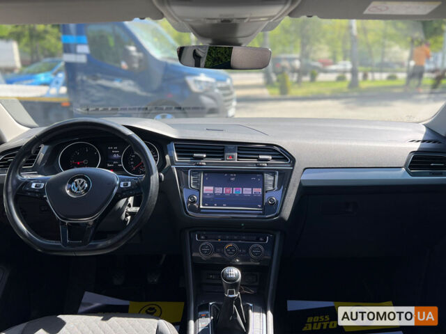 Красный Фольксваген Тигуан, объемом двигателя 2 л и пробегом 225 тыс. км за 18700 $, фото 10 на Automoto.ua