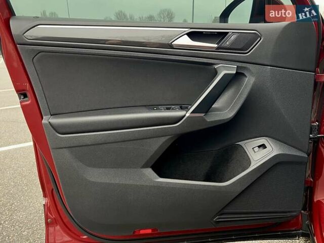 Красный Фольксваген Тигуан, объемом двигателя 1.98 л и пробегом 220 тыс. км за 19900 $, фото 31 на Automoto.ua