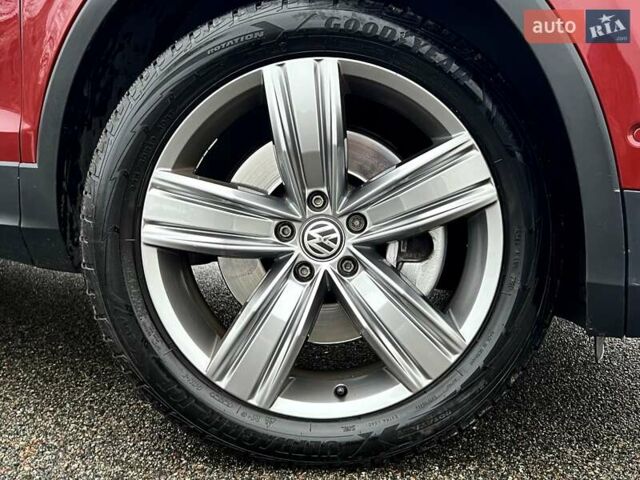 Красный Фольксваген Тигуан, объемом двигателя 1.98 л и пробегом 220 тыс. км за 19900 $, фото 60 на Automoto.ua