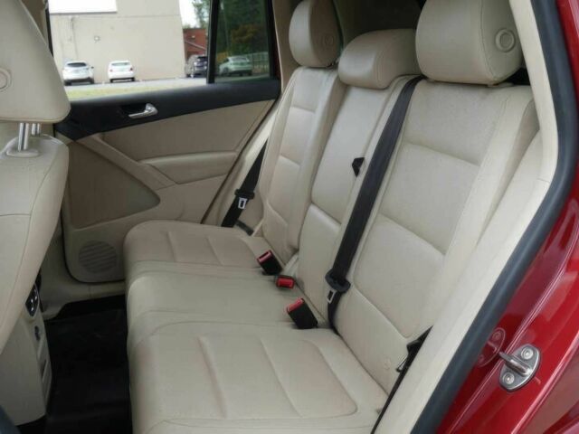 Червоний Фольксваген Тігуан, об'ємом двигуна 2 л та пробігом 79 тис. км за 7200 $, фото 10 на Automoto.ua